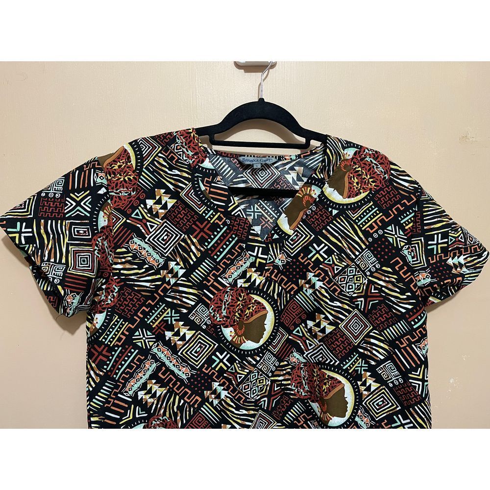 Bannock Court‎ Tribal Print Short Sleeve Medical Scrub Top Geo Pattern Aztec  L - Picture 3 of 9